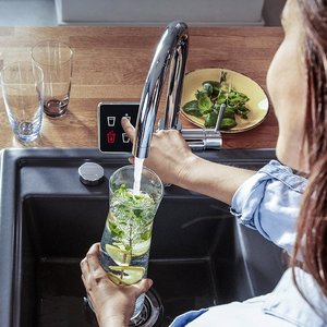 Küchenspühle mit einem Display, ein Smarter Wasserhahn