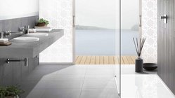 Ein Badezimmer mit einer Halbfreistehenden Badewanne 